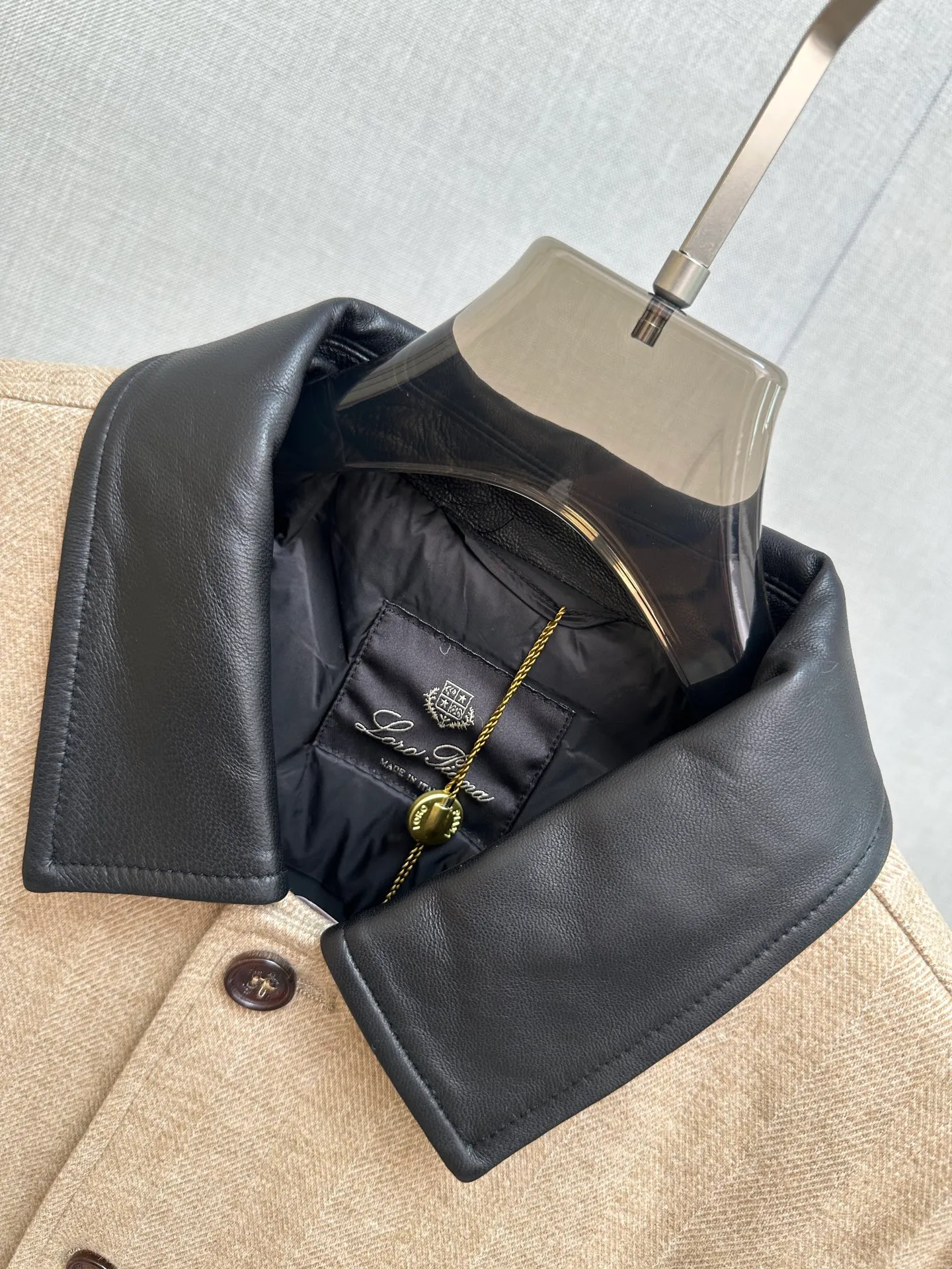 LP foreign trade company order! Imported original fabric, goose down and sheepskin, very straight and drapey, the whole piece of clothing has been machined neatly and neatly, and all hardware accessories are top-grade accessories with logos supplied by customers. At first glance, it is a high-end fabric. This fabric is all custom-woven! Good products from regular big manufacturers! Very practical. Sizes: 48-56
